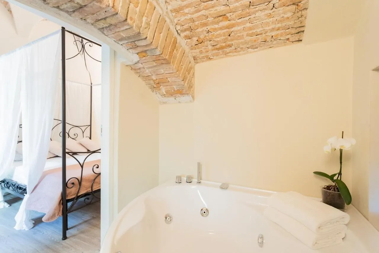 Romantic Escape City Centre With Jacuzzi & Parking By Rent All Como Apartment